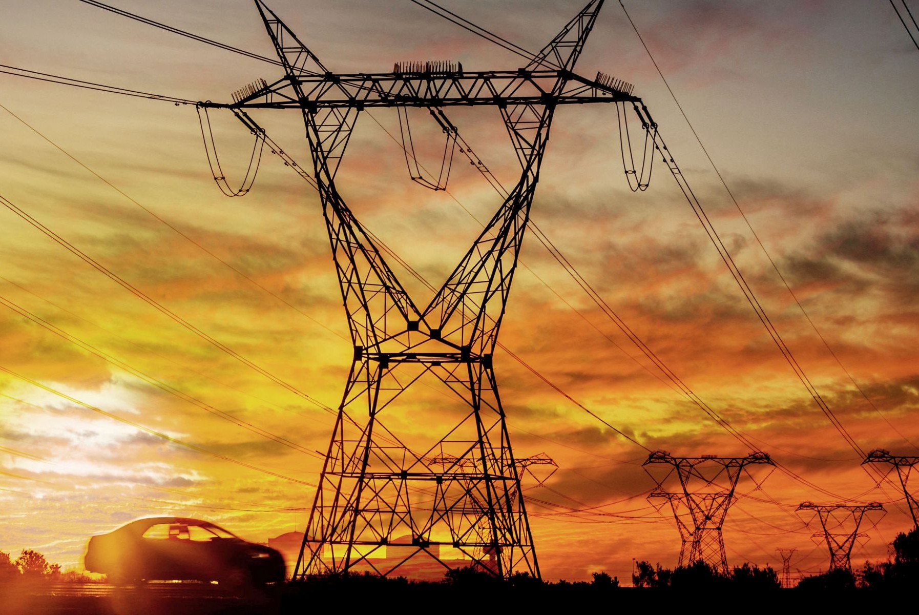 Torres de electricidad al atardecer