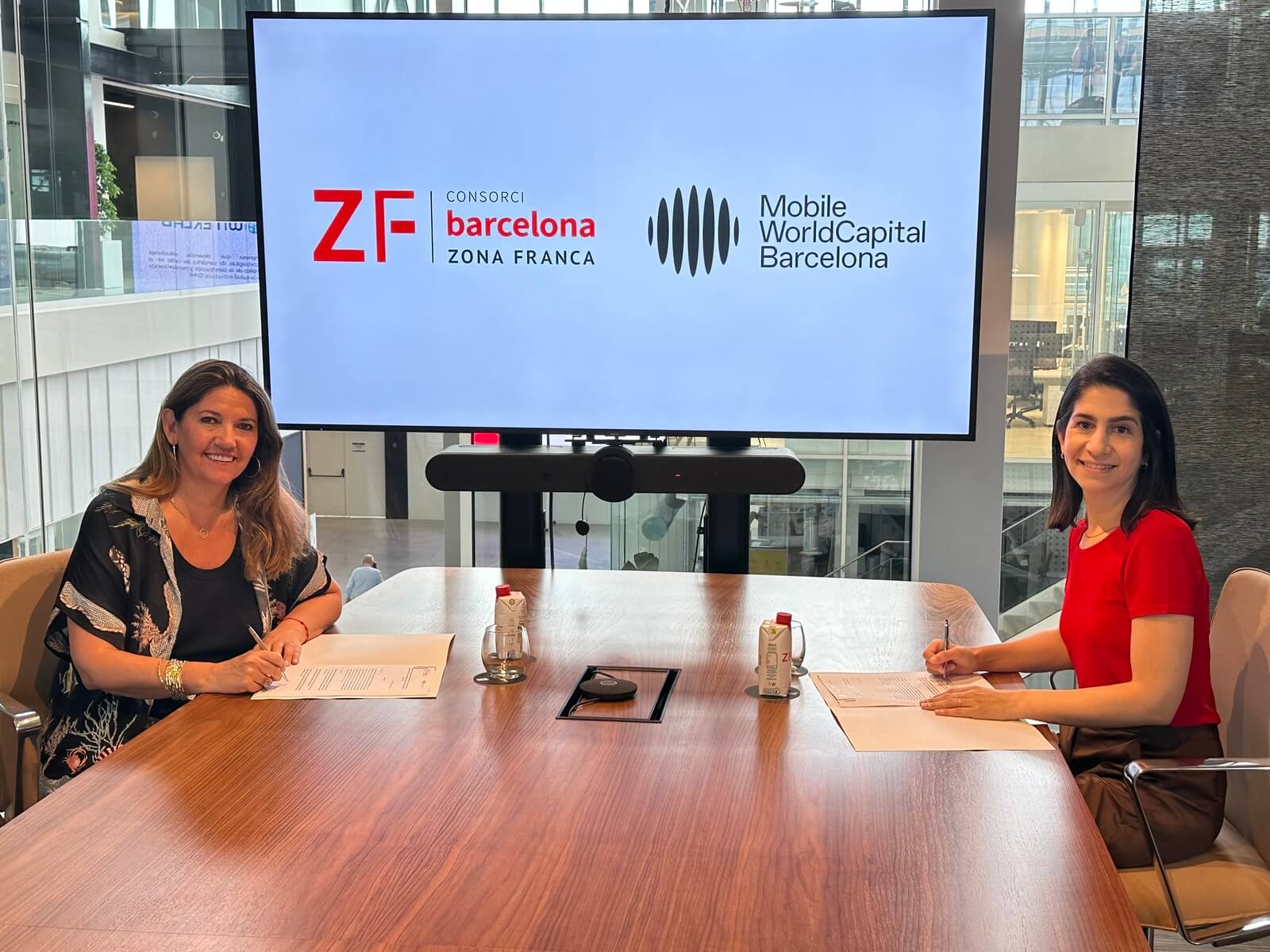 Blanca Sorigué, directora general del CZFB, y Laia Corbella, directora general de MWCapital, durante la firma del acuerdo.