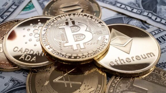 Bitcoin y otras criptomonedas sobre billetes