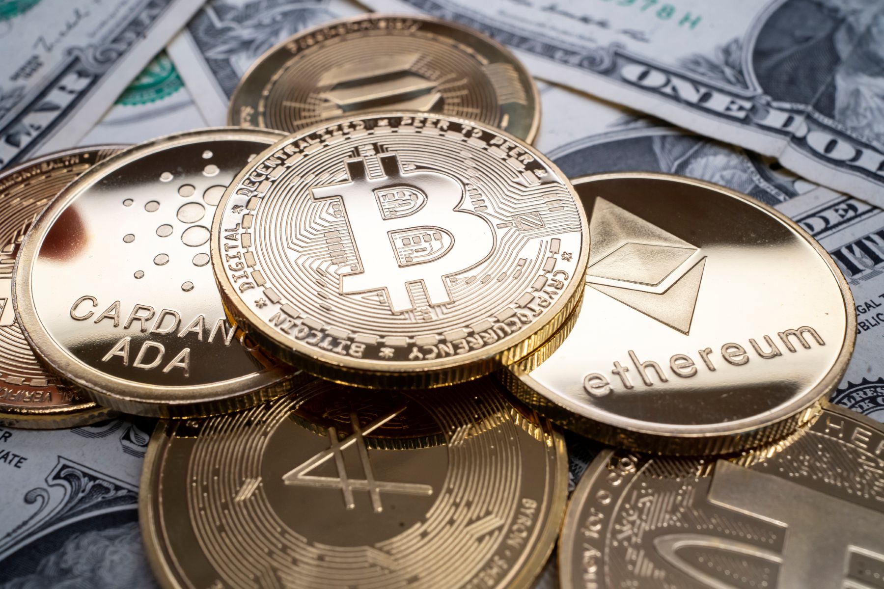 Bitcoin y otras criptomonedas sobre billetes