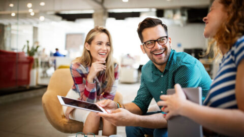 Emprendedores jóvenes en una reunión