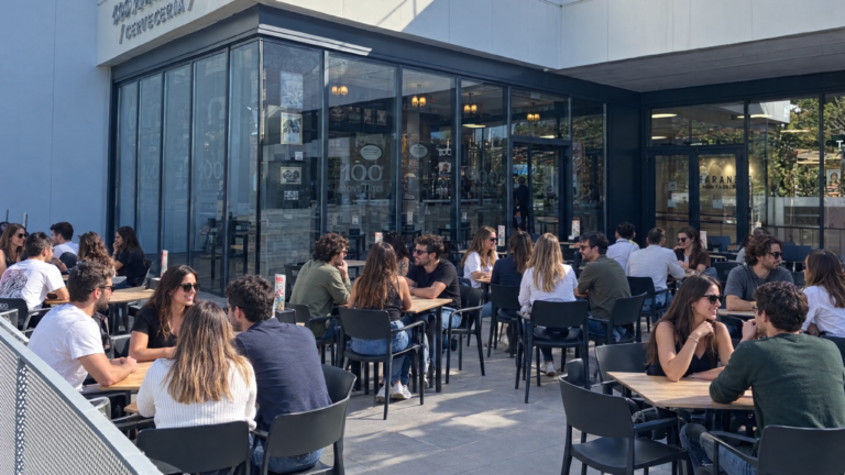 Terraza de un local de 100 Montaditos