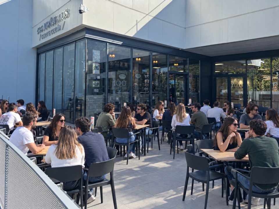Terraza de un local de 100 Montaditos