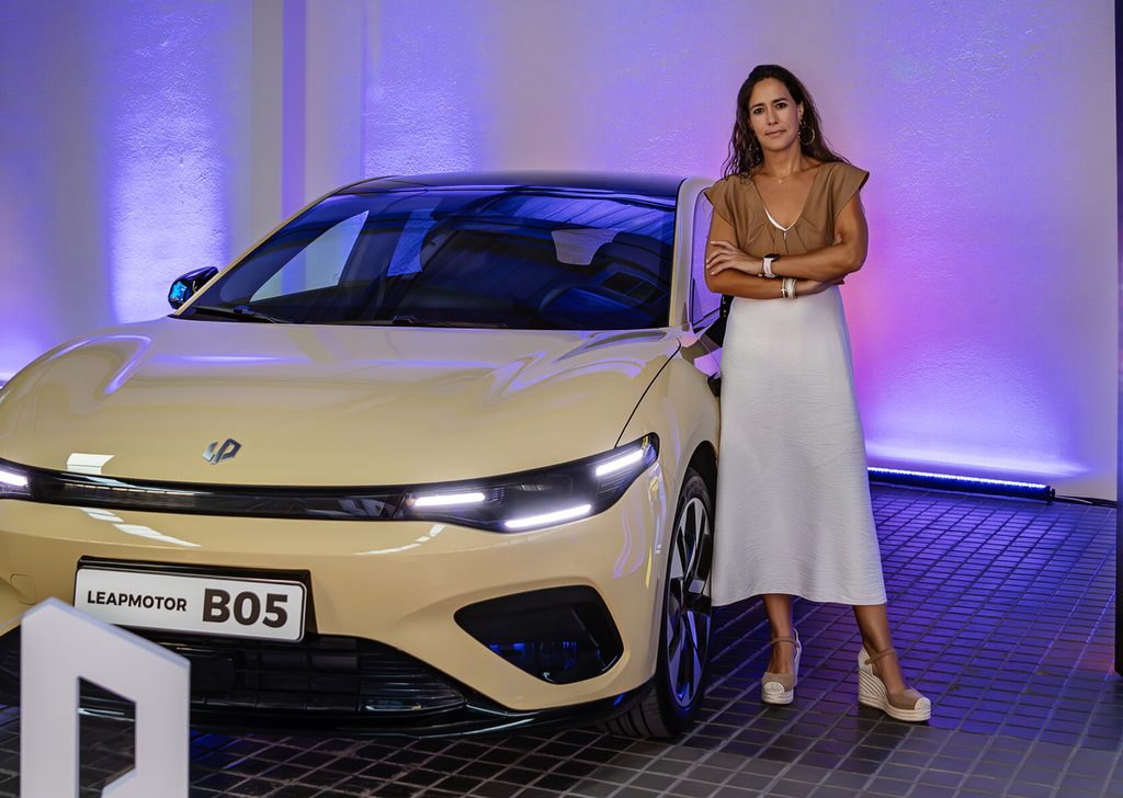 Cristina Andrés, Marketing Coordinator de Leapmotor, junto al modelo Leapmotor B05 [foto Ray García]