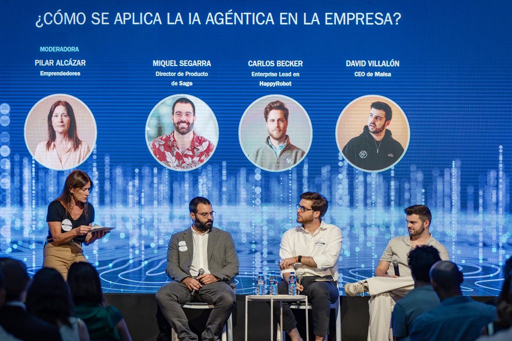 Pilar Alcázar, junto a los miembros de la primera mesa de debate: Miguel Segarra Rius, Director de Producto de SAGE; Carlos Becker, Enterprise Lead en HappyRobot, y David Villalón, CEO de Maisa [foto Ray García]