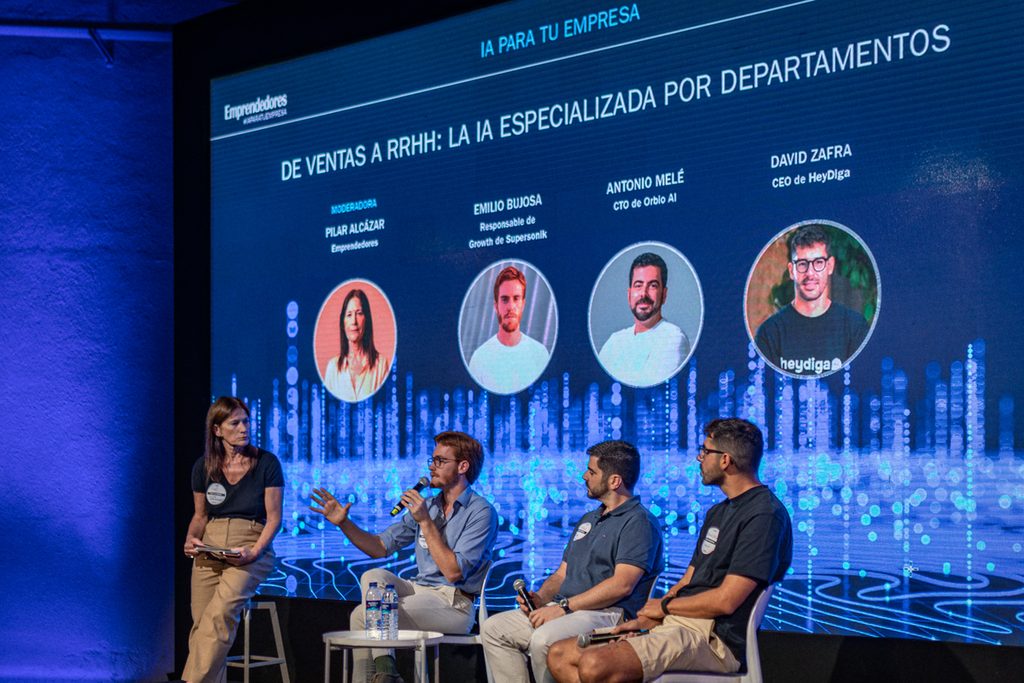 Pialr Alcázar, junto a los miembros de la segunda mesa de debate: Emilio Bujosa, responsable de growth de Supersonik; Antonio Melé, cofundador y CTO de Orbio, y David Zafra, CEO de Heydiga [foto Ray García]