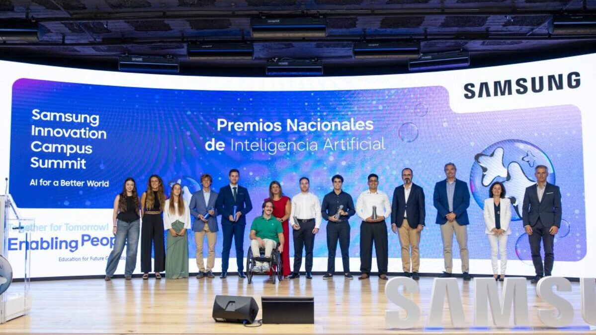 Los participantes en el Samsung Innovation Campus Summit 2026 en el escenario.