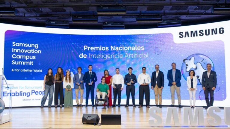 Los participantes en el Samsung Innovation Campus Summit 2026 en el escenario.