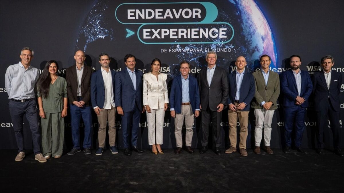 Foto de grupo en Endeavor Experience 2026, celebrado en el Teatro Real de Madrid, con el alcalde Jose Luis Martinez-Almeida en el centro junto a directivos y emprendedores. Al fondo, el lema del evento: De Espana para el mundo