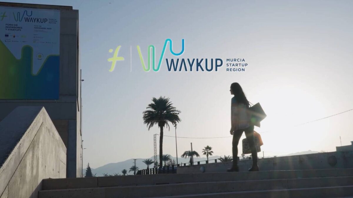 WaykUp Forum Murcia. Mujer entrando a un edificio para el evento.