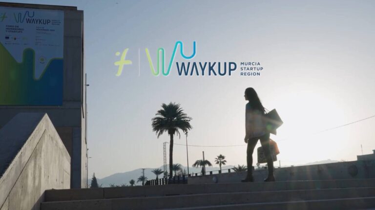 WaykUp Forum Murcia. Mujer entrando a un edificio para el evento.
