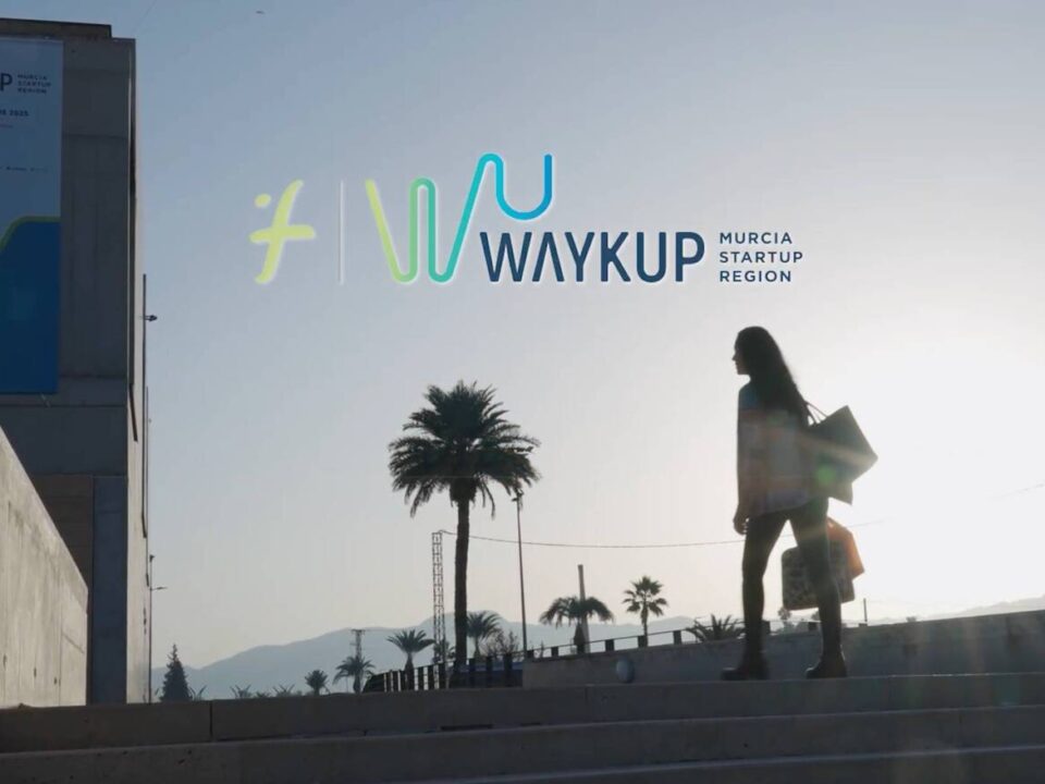 WaykUp Forum Murcia. Mujer entrando a un edificio para el evento.
