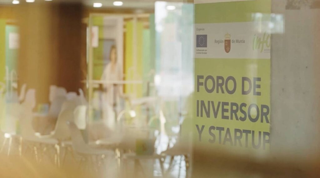 Cartel de WaykUp Forum Murcia en una sala de conferencias