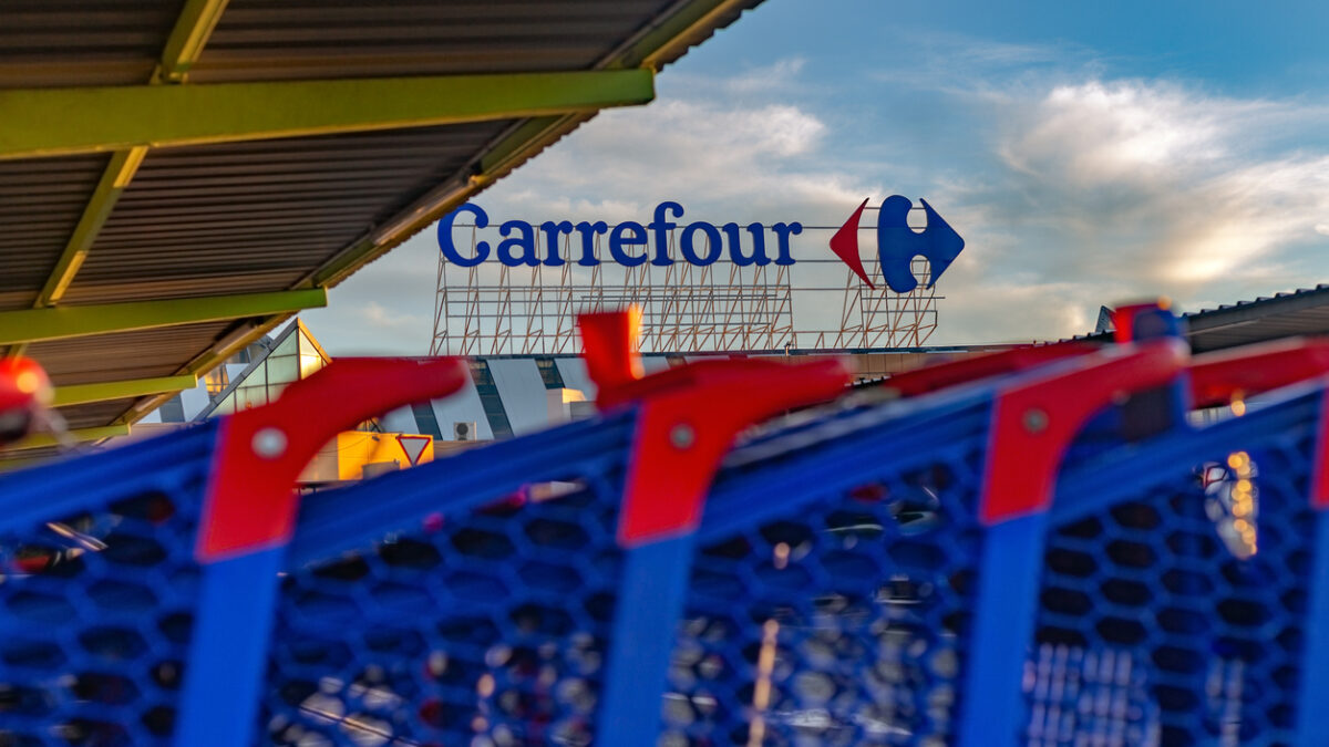 Carritos de la compra en el aparcamiento de un hipermercado Carrefour