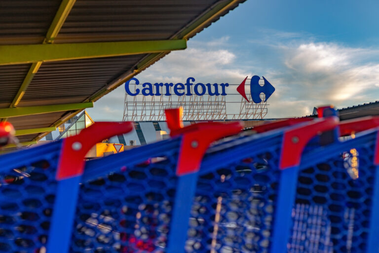 Carritos de la compra en el aparcamiento de un hipermercado Carrefour