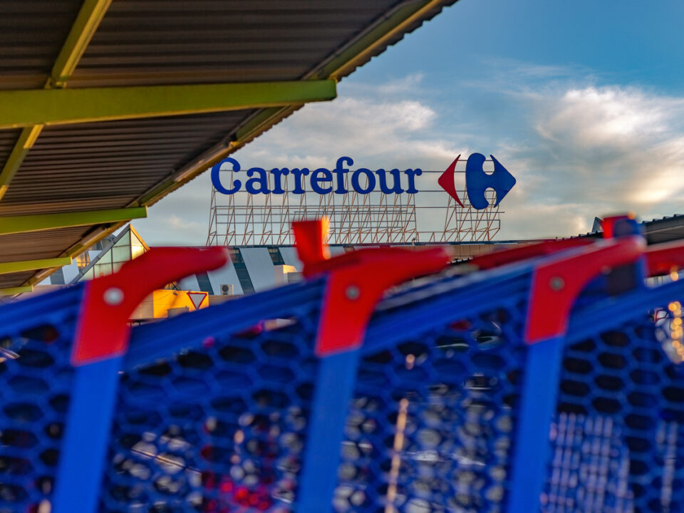 Carritos de la compra en el aparcamiento de un hipermercado Carrefour