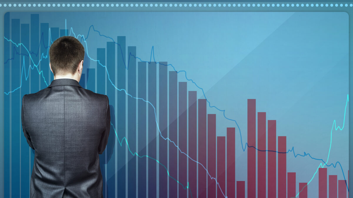 un directivo mira los gráficos que desvelan problemas financieros su empresa