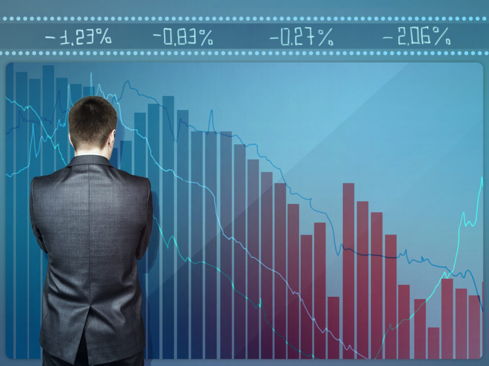un directivo mira los gráficos que desvelan problemas financieros su empresa