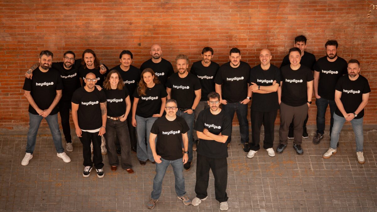 Sergio Espeja y David Zafra, fundadores de HeyDiga, con su equipo