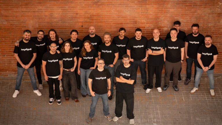 Sergio Espeja y David Zafra, fundadores de HeyDiga, con su equipo