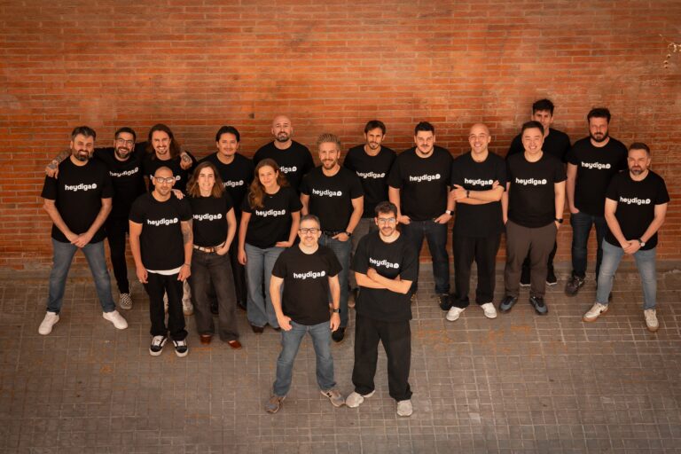 Sergio Espeja y David Zafra, fundadores de HeyDiga, con su equipo