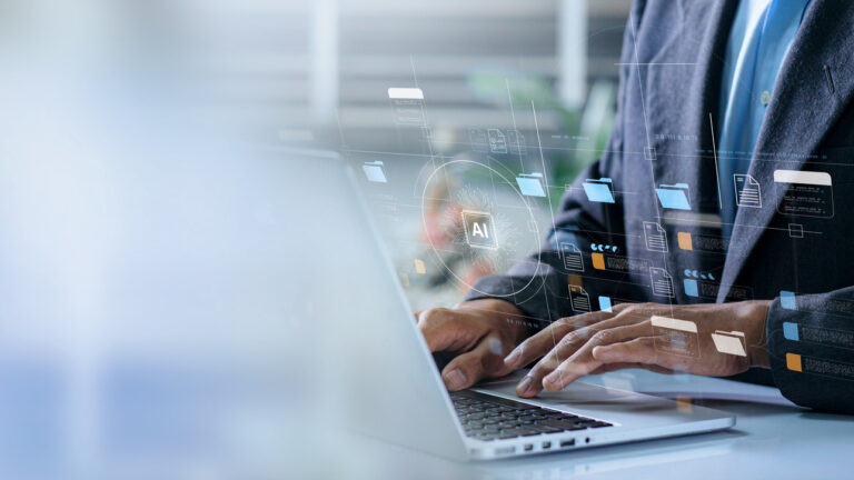 Empleado utilizando herramientas de IA en su trabajo