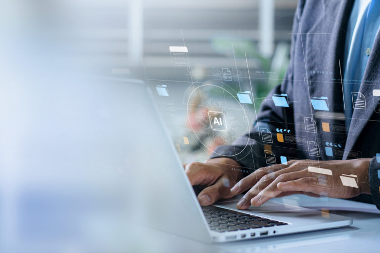 Empleado utilizando herramientas de IA en su trabajo