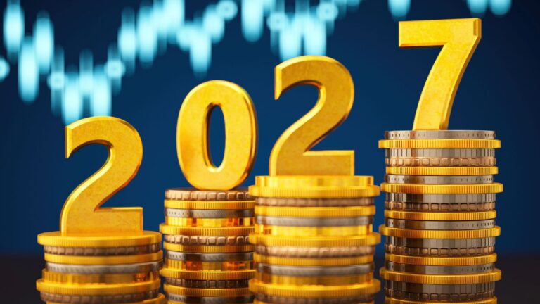Monedas de oro apìladas, con el número 2027 sobre ellas y sobre el fondo de un gráfico de crecimiento