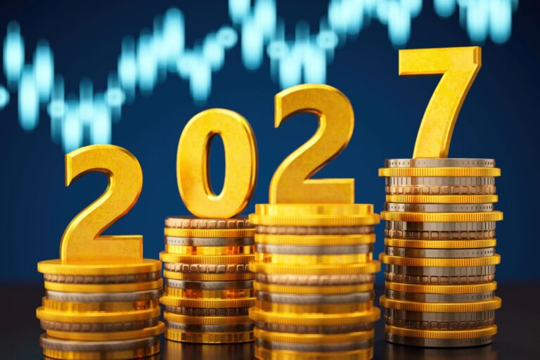 Monedas de oro apìladas, con el número 2027 sobre ellas y sobre el fondo de un gráfico de crecimiento