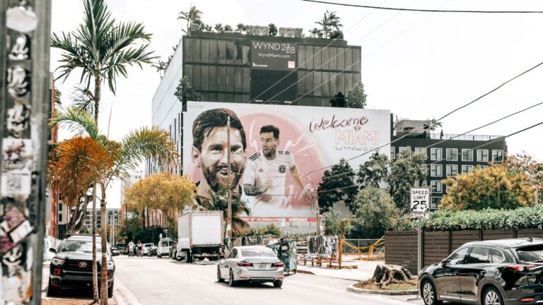 Mural en el distrito de Wynwood, en Miami, muestra la efigie de Lionel Messi con una camiseta del Inter Miami.