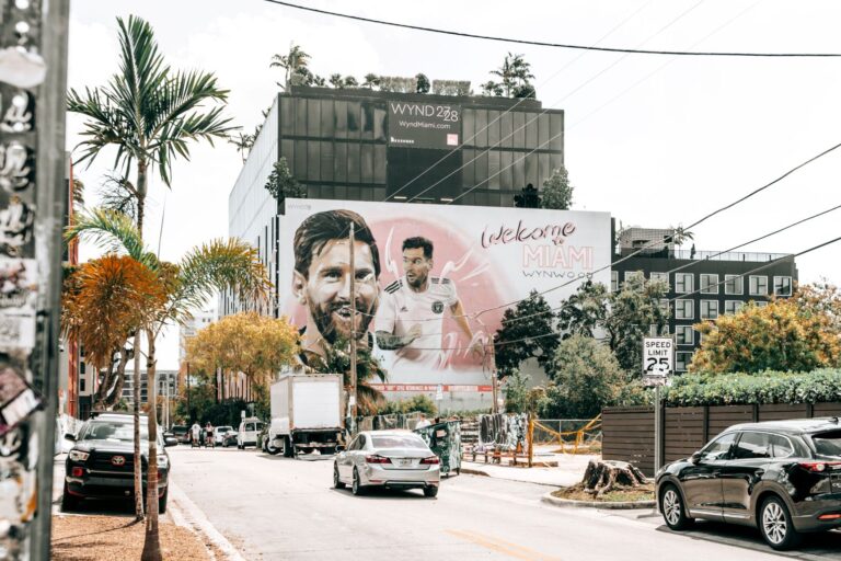 Mural en el distrito de Wynwood, en Miami, muestra la efigie de Lionel Messi con una camiseta del Inter Miami.