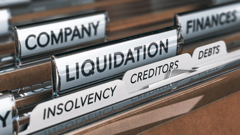 Archivador con carpetas con las etiquetas ‘liquidación’, ‘insolvencia’, ‘acreedores’, ‘deudas’…
