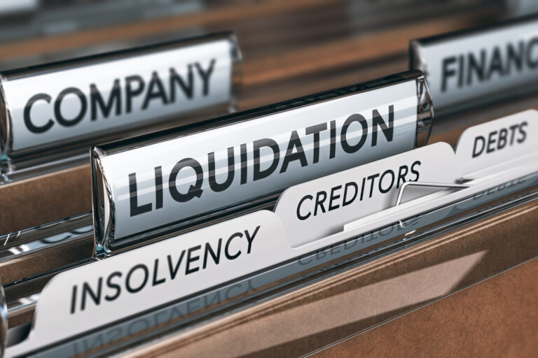 Archivador con carpetas con las etiquetas ‘liquidación’, ‘insolvencia’, ‘acreedores’, ‘deudas’…