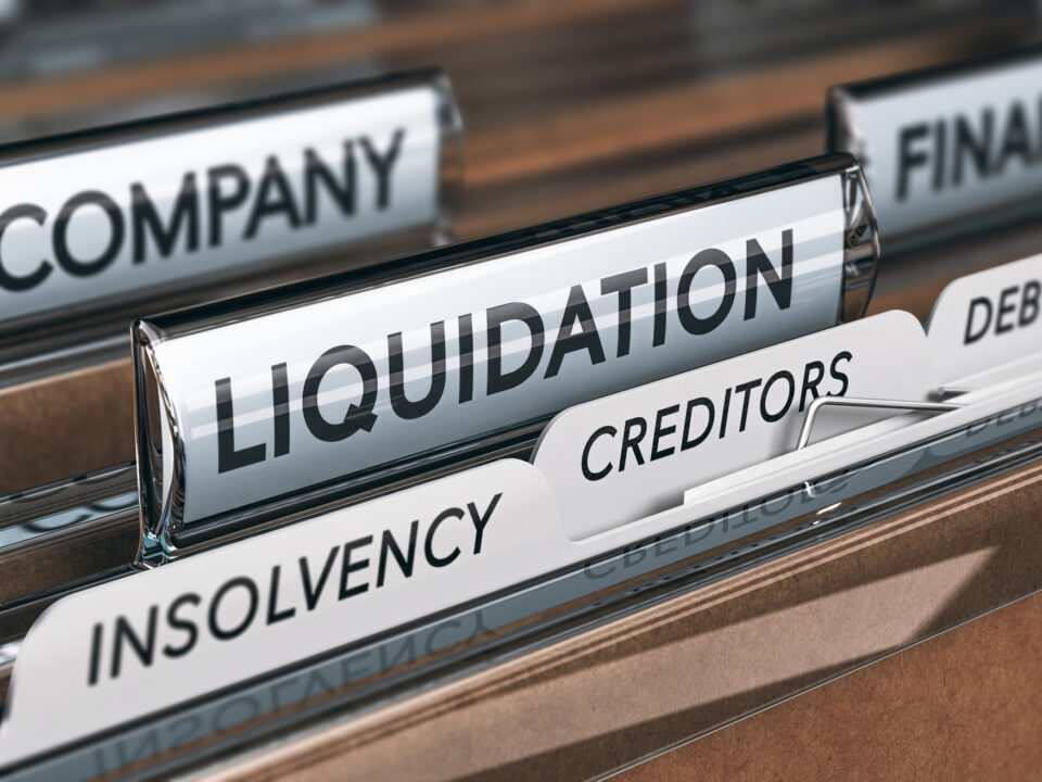Archivador con carpetas con las etiquetas ‘liquidación’, ‘insolvencia’, ‘acreedores’, ‘deudas’…