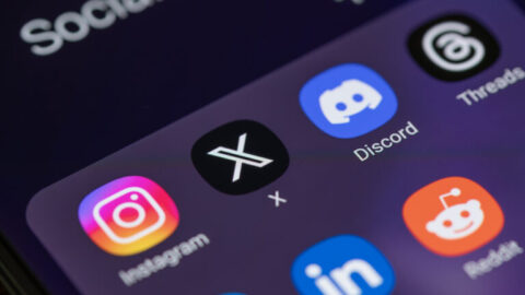 Iconos de aplicaciones de redes sociales en la pantalla de un smartphone