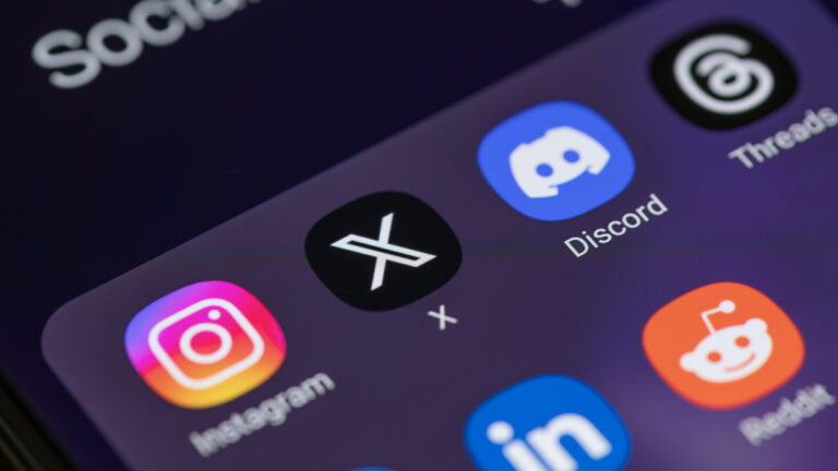 Iconos de aplicaciones de redes sociales en la pantalla de un smartphone