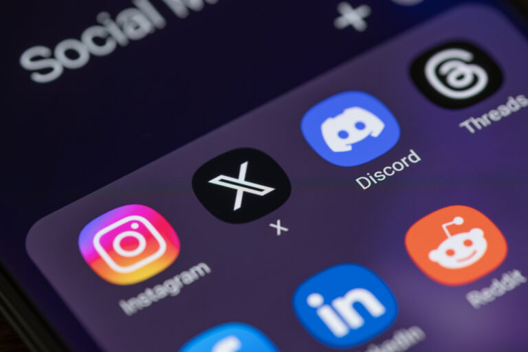 Iconos de aplicaciones de redes sociales en la pantalla de un smartphone