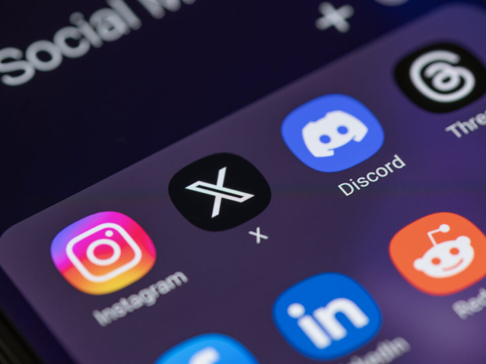Iconos de aplicaciones de redes sociales en la pantalla de un smartphone