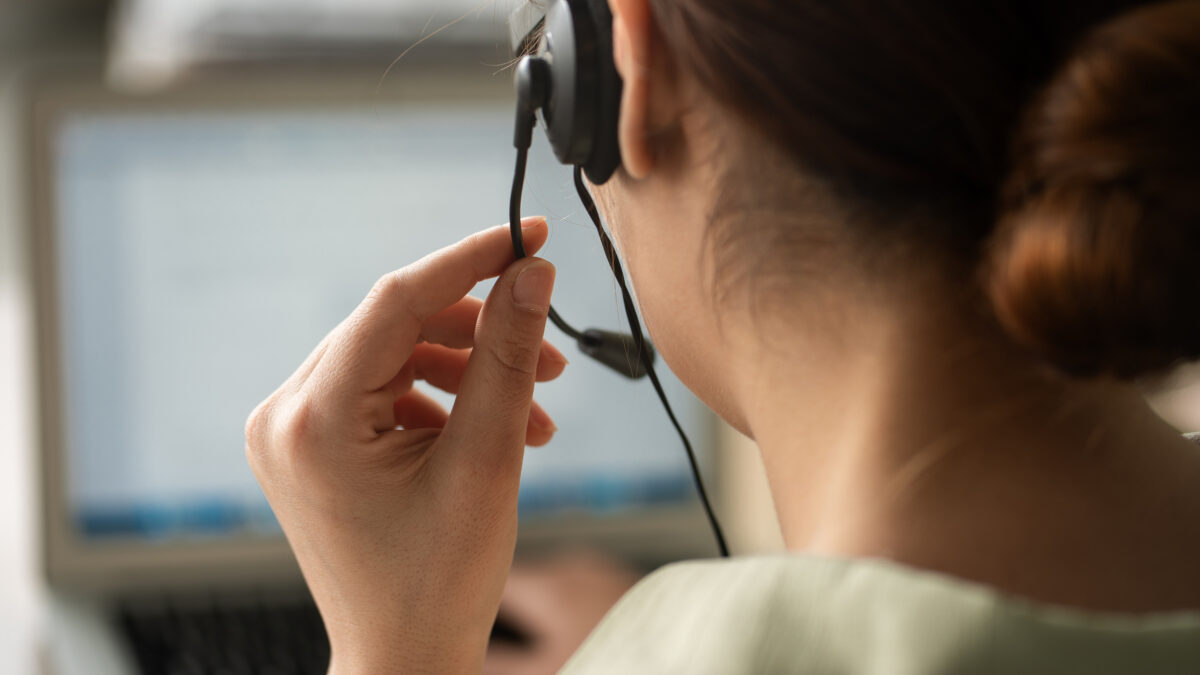 Una mujer con un casco telefónico trabajando en un call center