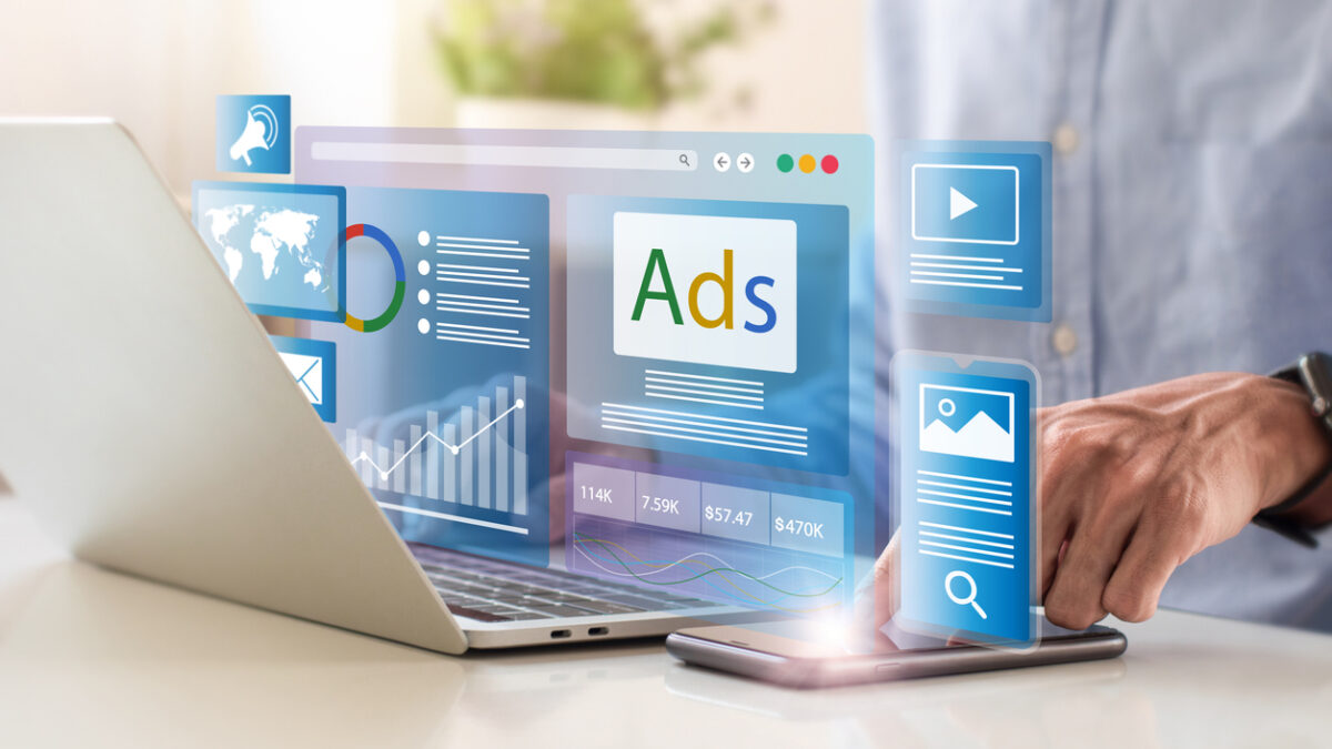 Concepto de marketing digital, ilustrado con un hombre de negocios que usa un portátil con análisis de estrategia de marketing digital en el panel de anuncios para la marca.