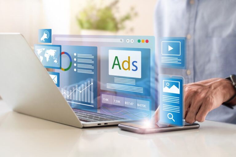 Concepto de marketing digital, ilustrado con un hombre de negocios que usa un portátil con análisis de estrategia de marketing digital en el panel de anuncios para la marca.