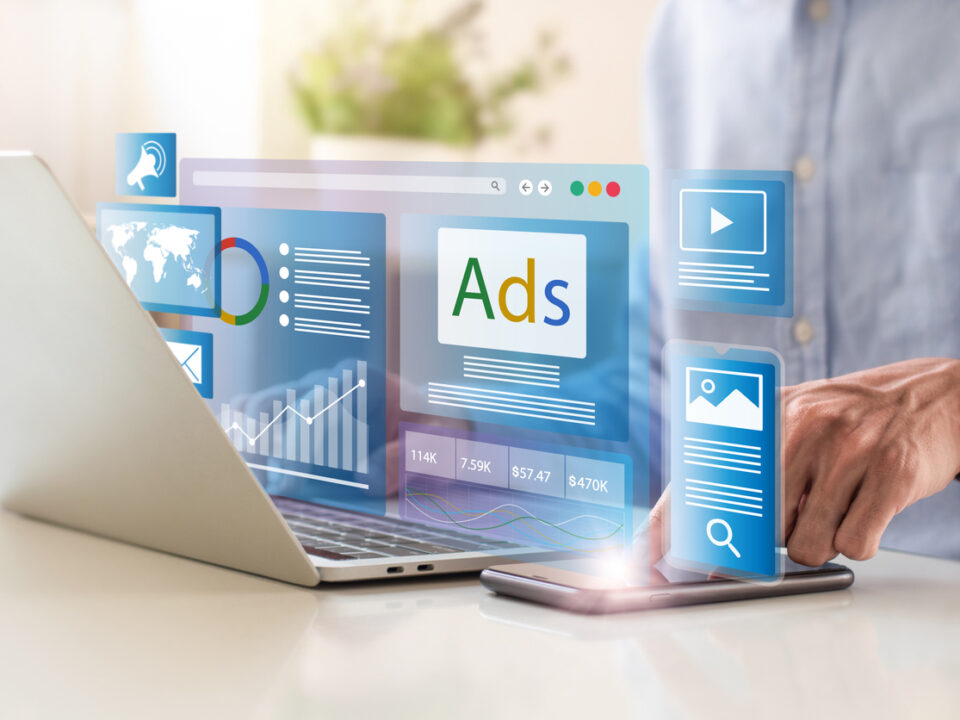 Concepto de marketing digital, ilustrado con un hombre de negocios que usa un portátil con análisis de estrategia de marketing digital en el panel de anuncios para la marca.