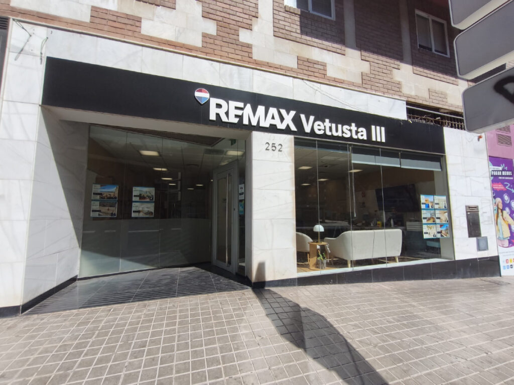 Exterior de oficina REMAX España