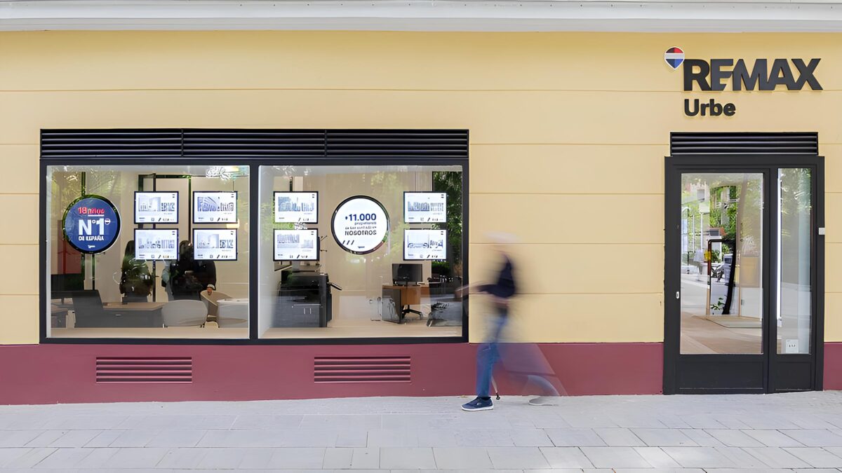 Exterior de una oficina de REMAX España