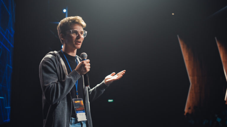 Joven fundador de startup durante una presentación de su empresa