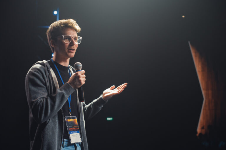 Joven fundador de startup durante una presentación de su empresa