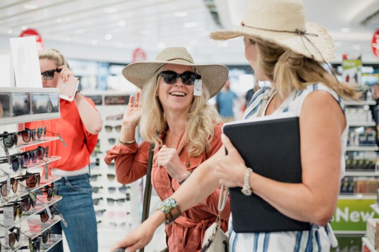 Turista comprando alegremente en tienda tax free