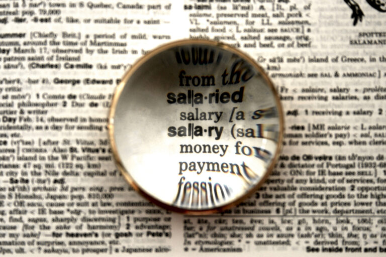 La palabra salario en ingles a través de lupa, como metáfora de la transparencia salarial