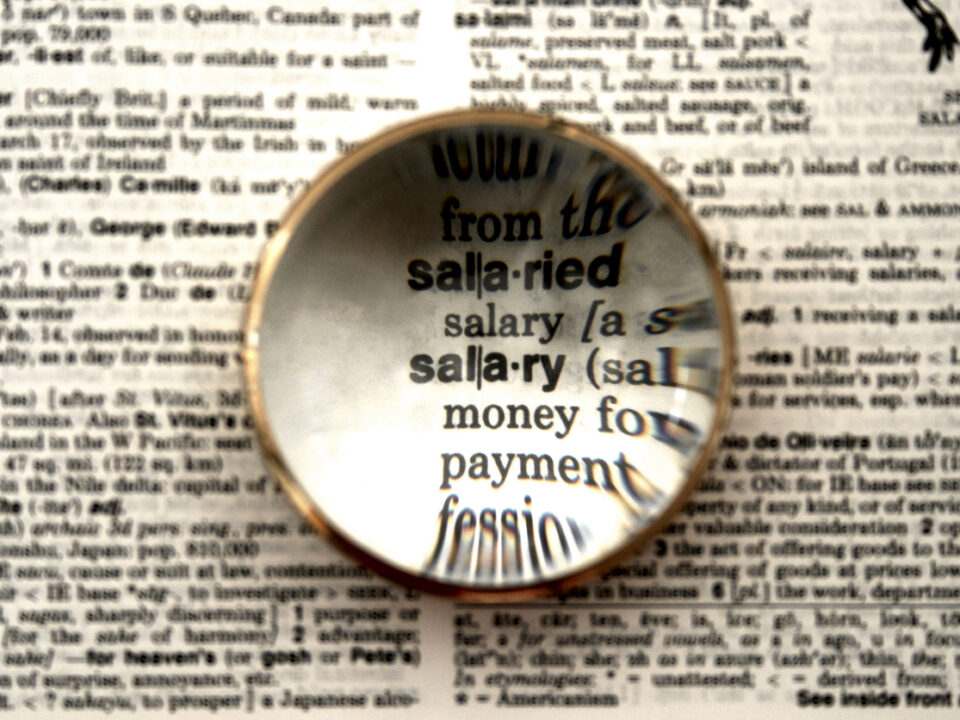 La palabra salario en ingles a través de lupa, como metáfora de la transparencia salarial