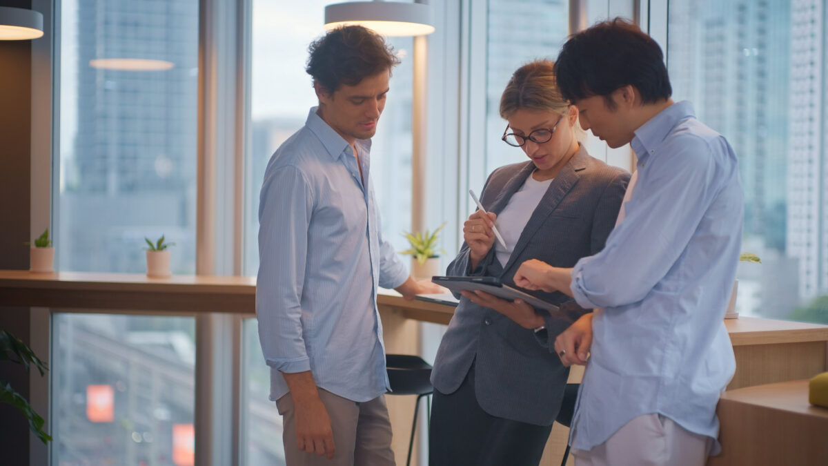 Tres jóvenes profesionales visualizan una tablet